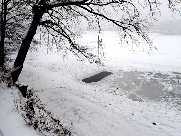 Hostivařská přehrada za oblevy: brusle a koloběžka