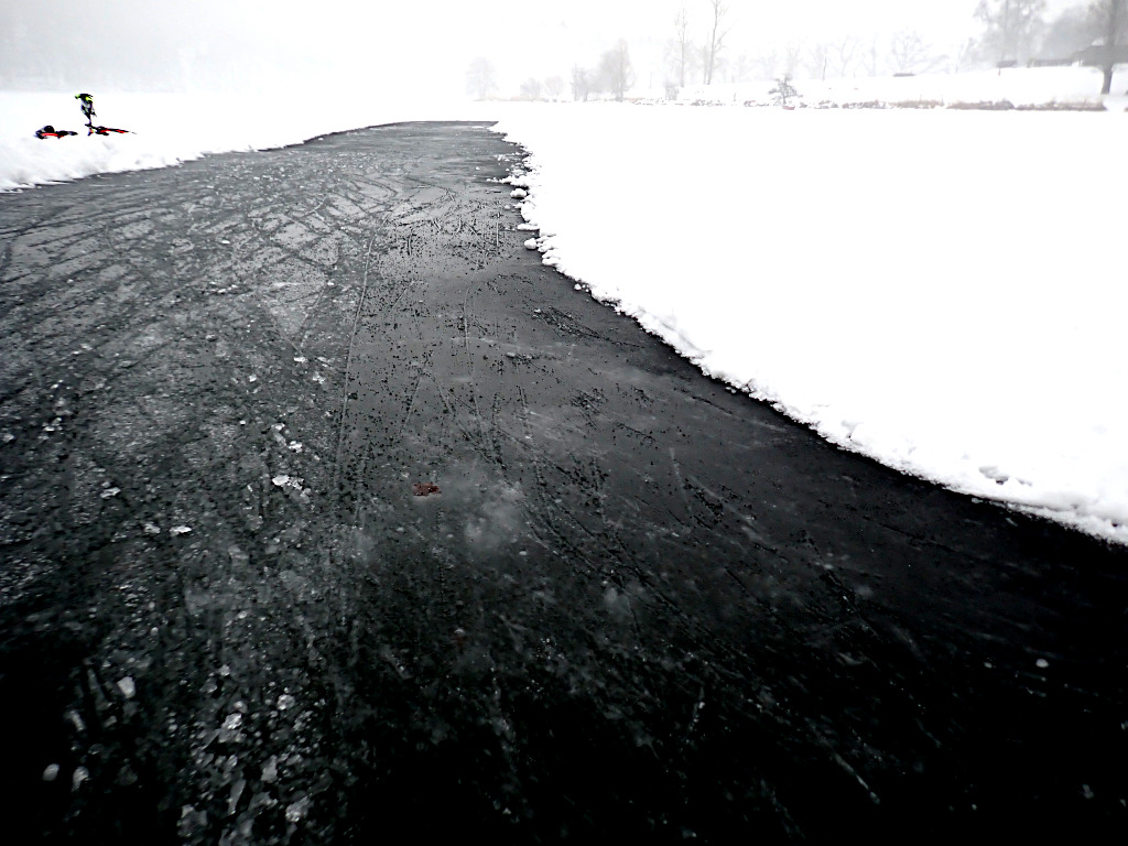 Černý led na bruslení.