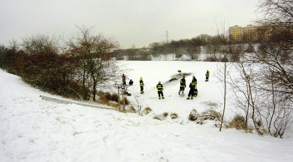 Horní Košíkovská nádrž R3. Na zamrzlé hladině trénují hasiči záchranu topícího se člověka.