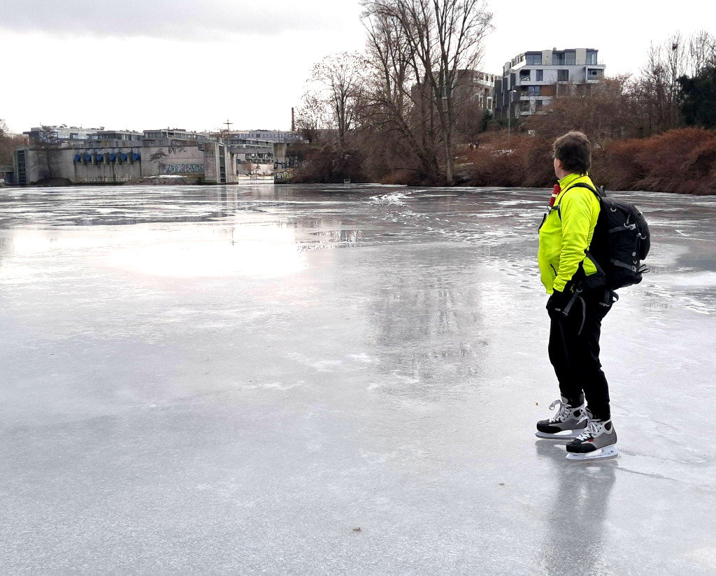 Praha, Libeňský přístav, bruslení na přírodním ledu.