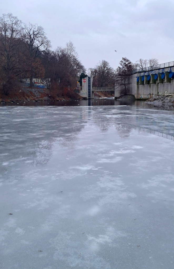 Povodňová vrata v ústí Rokytky do Vltavy.