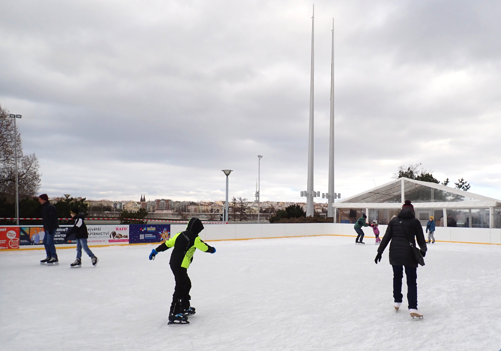 Vlajkové pylony před Kongresovým centrem.