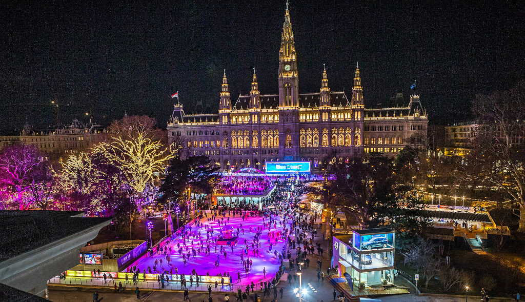 Vídeňský ledový sen na náměstí Rathausplatz.