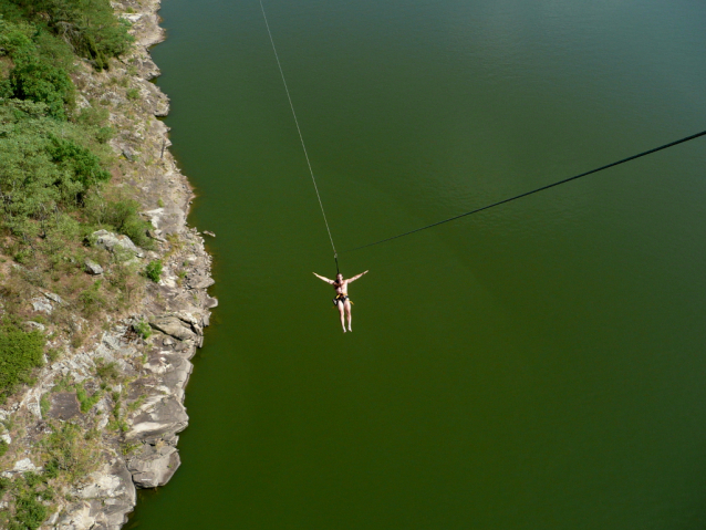 Bungee na Zvíkovském mostu: Jako mouchy ve vzduchu