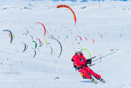 Patříte mezi vyznavače adrenalinu? Vyzkoušejte snowkiting