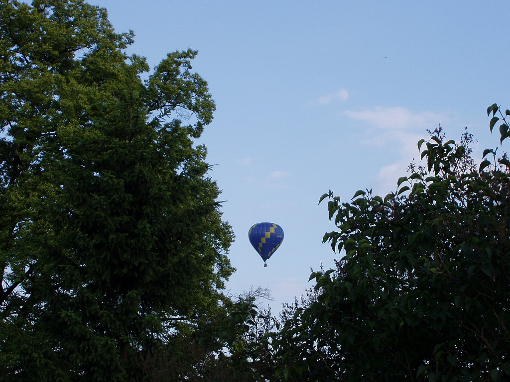 Balón letí nad Mukařovským rybníkem.