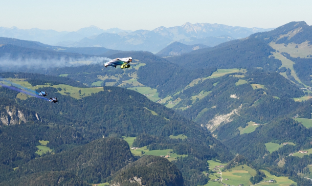 Elektrifikovaný wingsuit létá s podporou BMW i