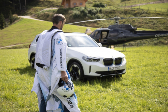 Elektrifikovaný wingsuit létá s podporou BMW i