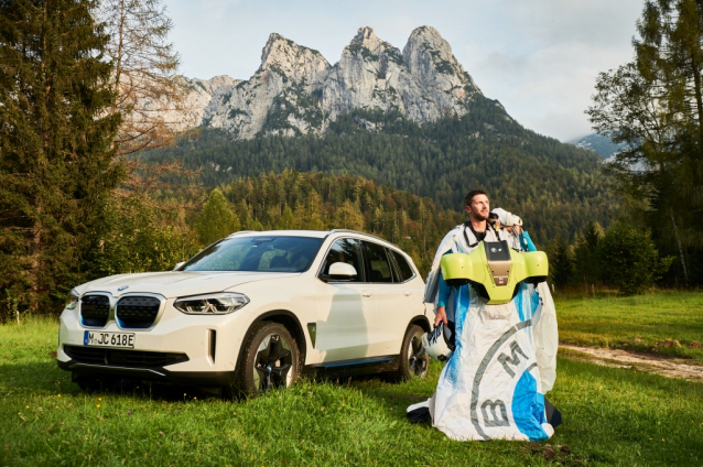 Elektrifikovaný wingsuit létá s podporou BMW i