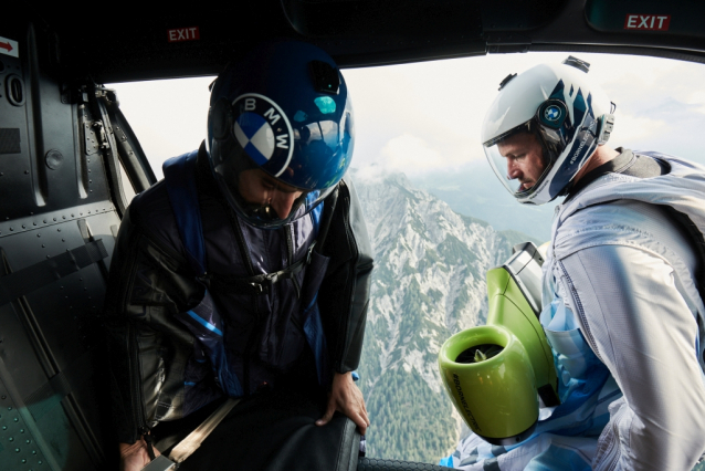 Elektrifikovaný wingsuit létá s podporou BMW i