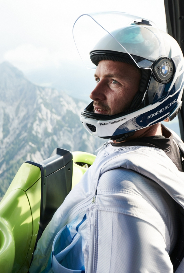 Elektrifikovaný wingsuit létá s podporou BMW i