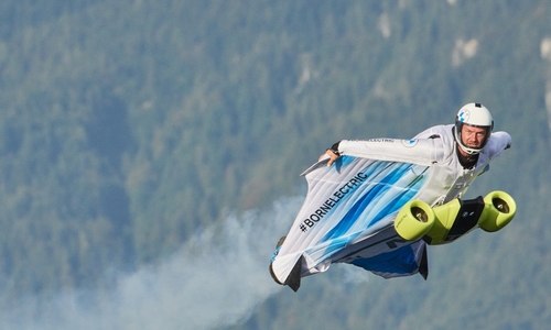 Elektrifikovaný wingsuit létá s podporou BMW i