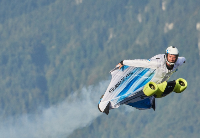 Elektrifikovaný wingsuit létá s podporou BMW i