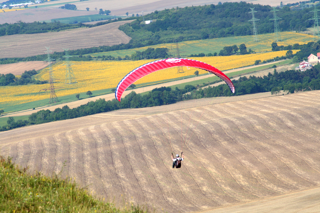 Slet na paraglidu z Rané do posekaného pole.