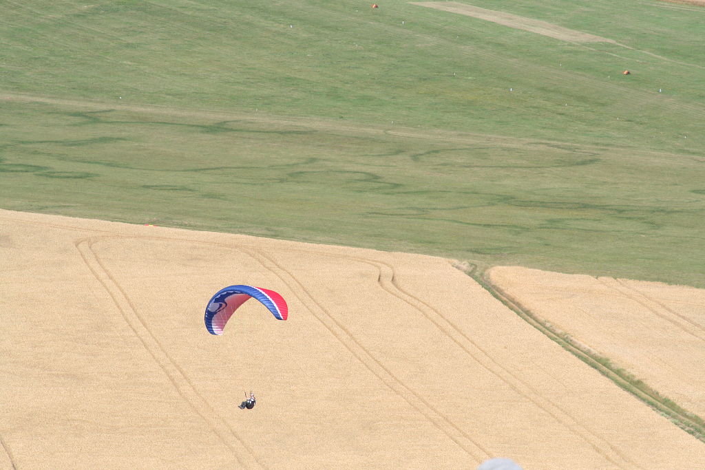 Paragliding nad letním polem.