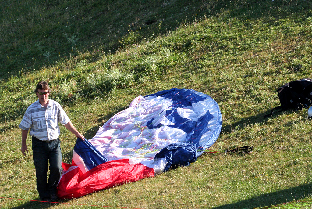 Rozbalení paraglidu na startovní ploše.