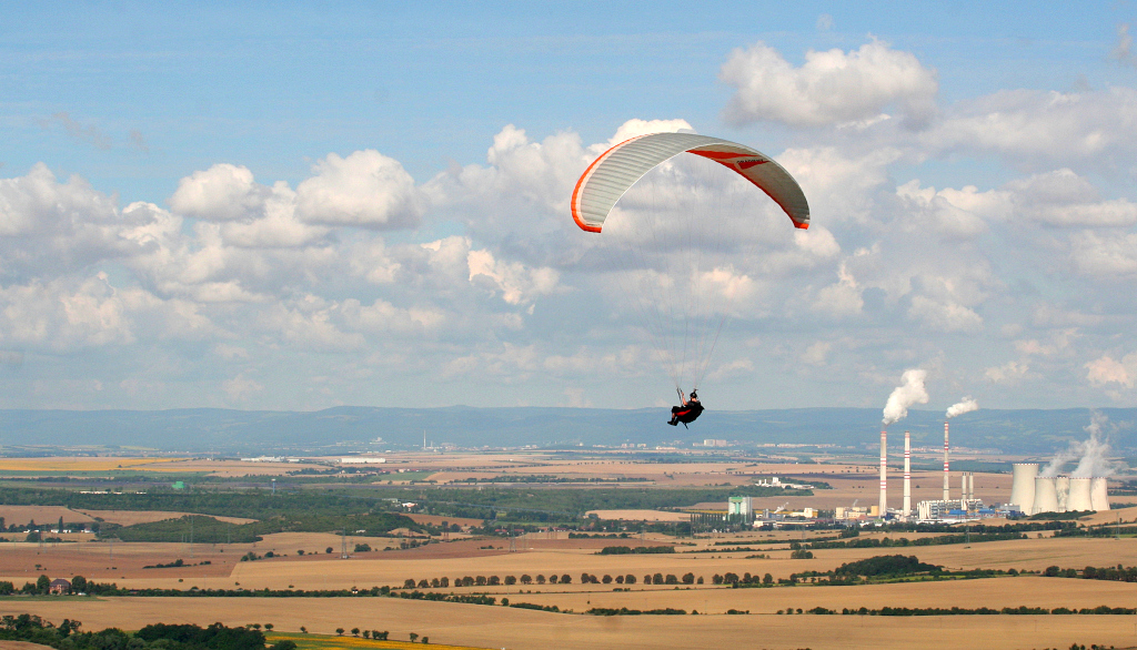 Z paraglidu dohlédneme na elektrárny pod Krušnými horami.