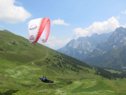 Přeletěl Alpy na paraglidu