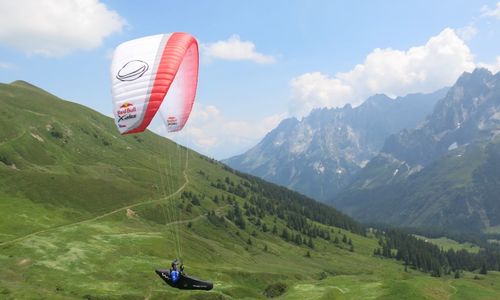 Přeletěl Alpy na paraglidu