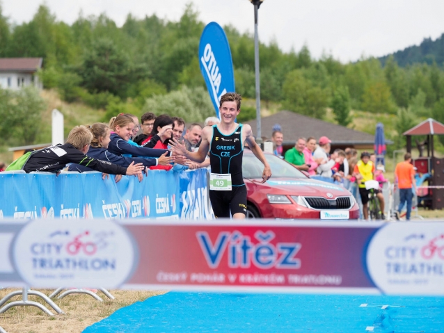 Triatlon v Sokolově vyhráli junioři Grebík a Svobodová