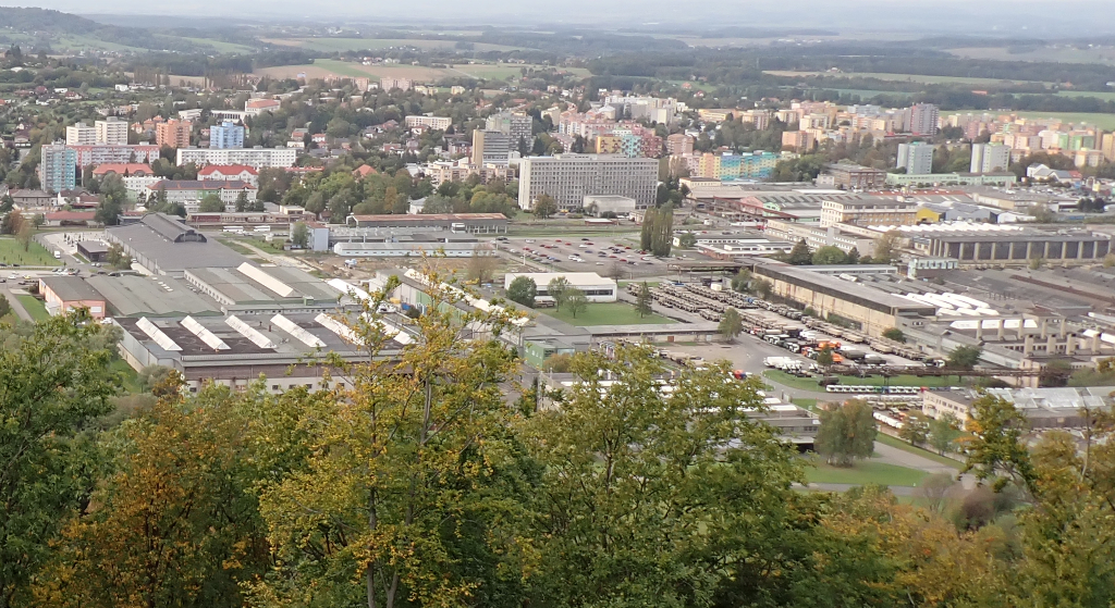 Kopřivnice. Továrna Tatry je dobře vidět z Bezručovy vyhlídky.