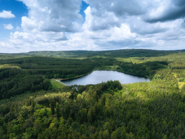 Vyhlídka na přehradu Láz v srdci Brd