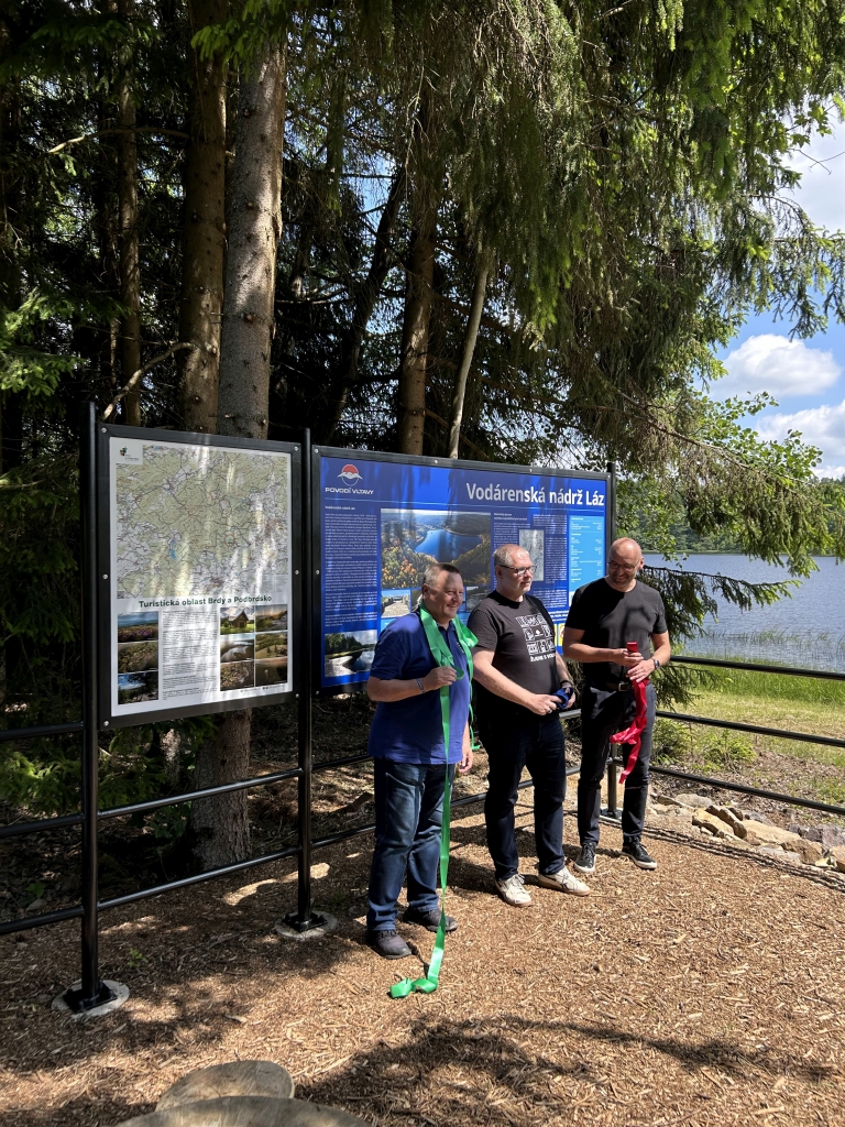 Turistická informační tabule na břehu vodní nádrže Láz.
