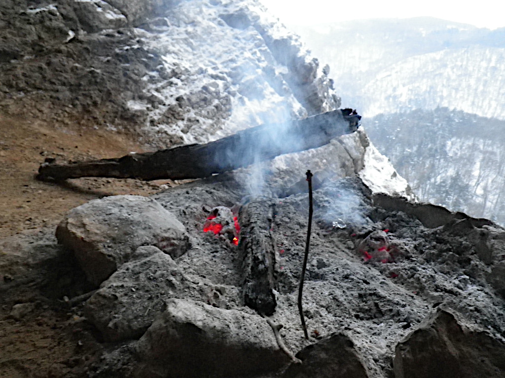 Oheň dohořel v jeskyni Pod Křížem vysoko nad Svatým Janem pod Skálou.