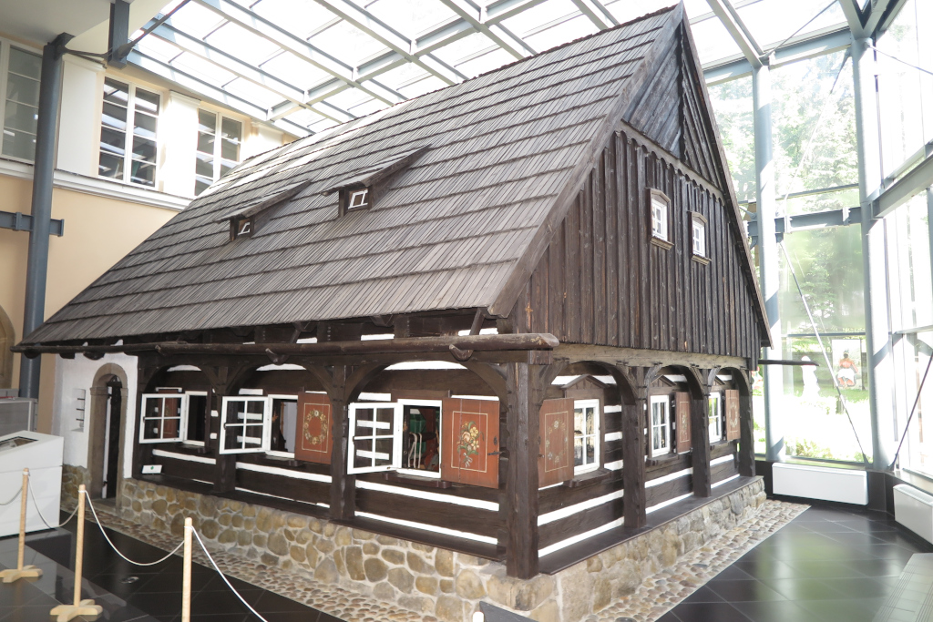 Sklářský domek postavený v Krkonošském muzeu Jelení Hora.