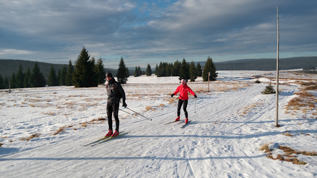 V Jizerkách se lyžuje, ale sněhu je málo jako na podzim