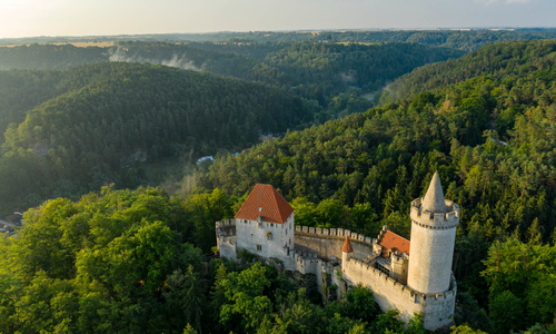 Horská silnice spojuje Kokořín - obec, zámek, hrad a důl