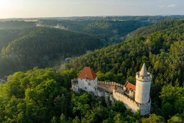 Horská silnice spojuje Kokořín - obec, zámek, hrad a důl