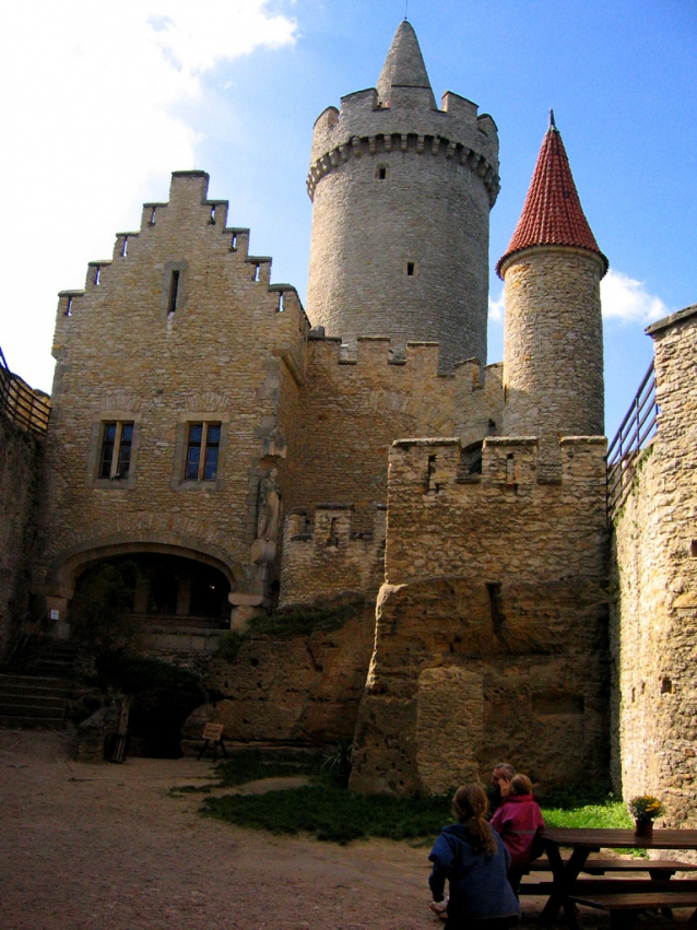 Horská silnice spojuje Kokořín - obec, zámek, hrad a důl