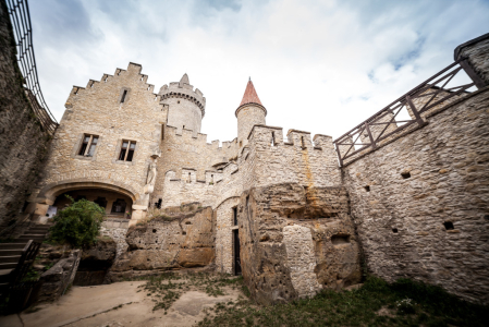 Horská silnice spojuje Kokořín - obec, zámek, hrad a důl