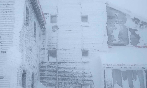 V Krkonoších je 3. stupeň lavinového nebezpečí. Fouká a sněží.