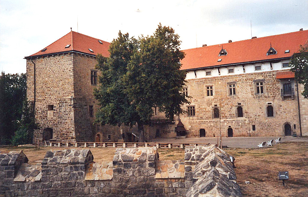 Vodní hrad Budyně nad Ohří.