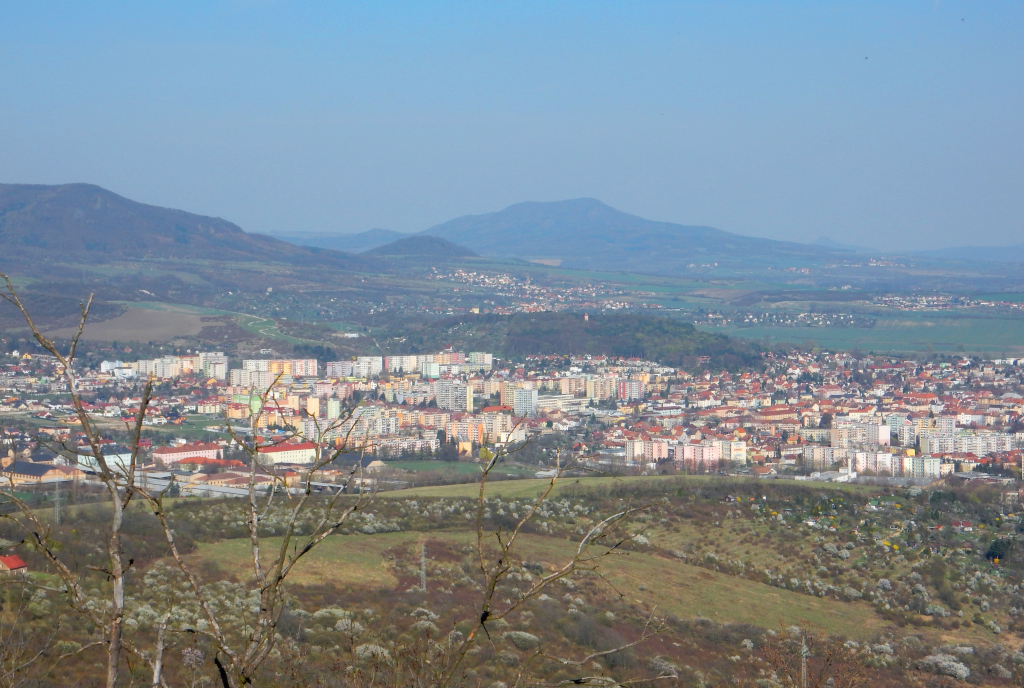 Pohled na Litoměřice z návrší Bídnice. Na obzoru zprava: Sedlo, Liščín, Křížová hora.