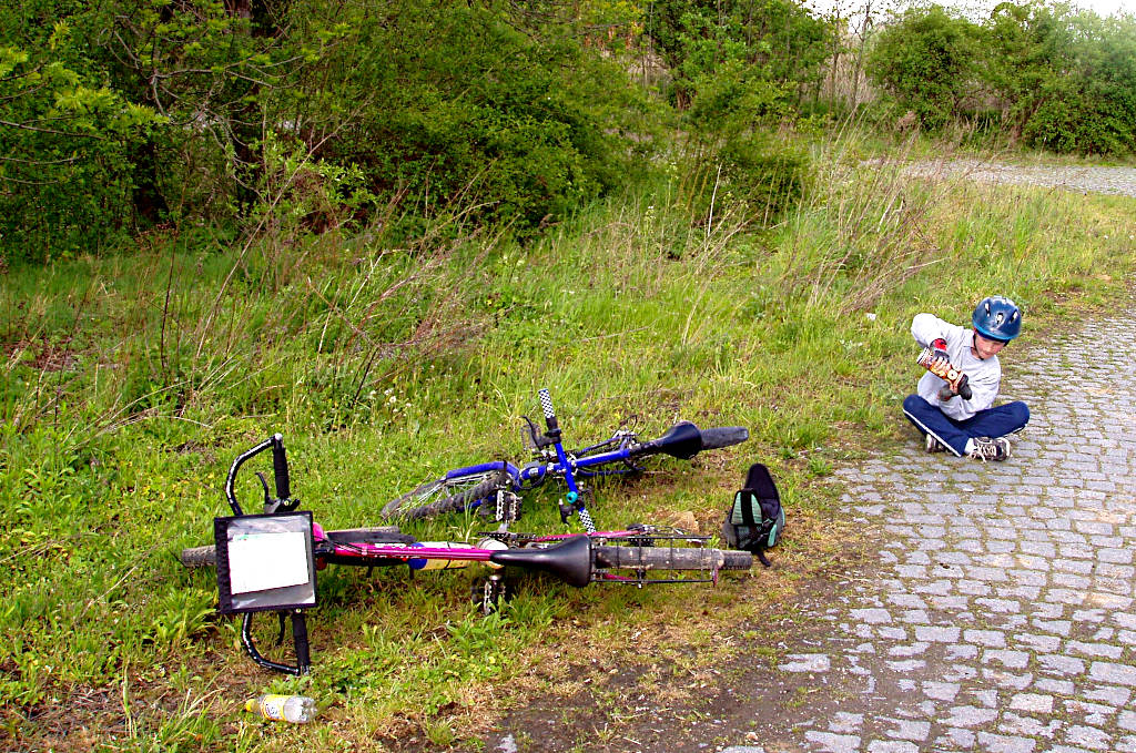 Malý cyklista odpočívá na nádvoří tvrze Královice roku 2005.