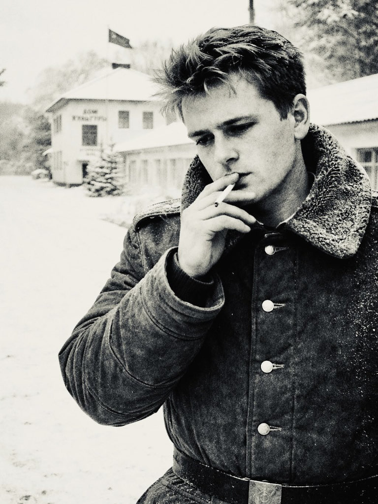 Jabloneček. Okupační sovětský voják Ivan Volkovič kouří roku 1978 před armádní jídelnou a v pozadí stojí bývalá česká škola.
