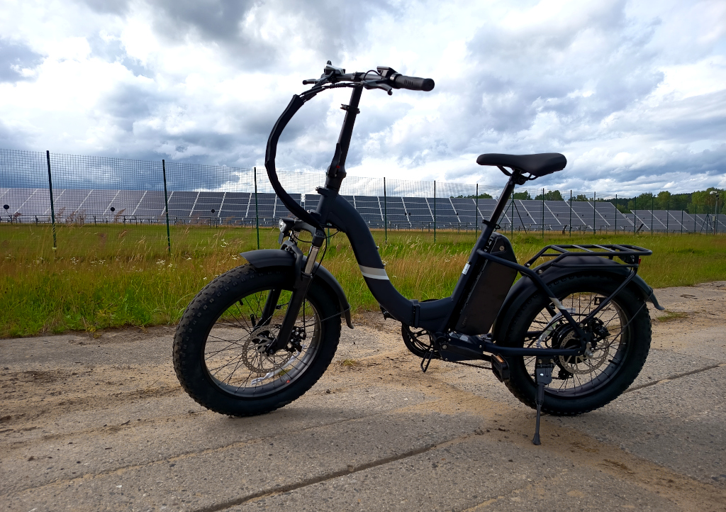 Elektrokolo Touroll S2 stojí u fotovoltaické elektrárny Ralsko na místě bývalé vesnice Chlum.
