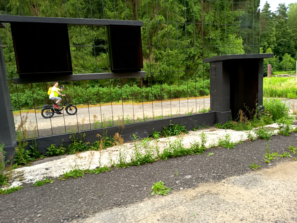Zrcadlový dům a e-bike Touroll S2 v Jablonečku..