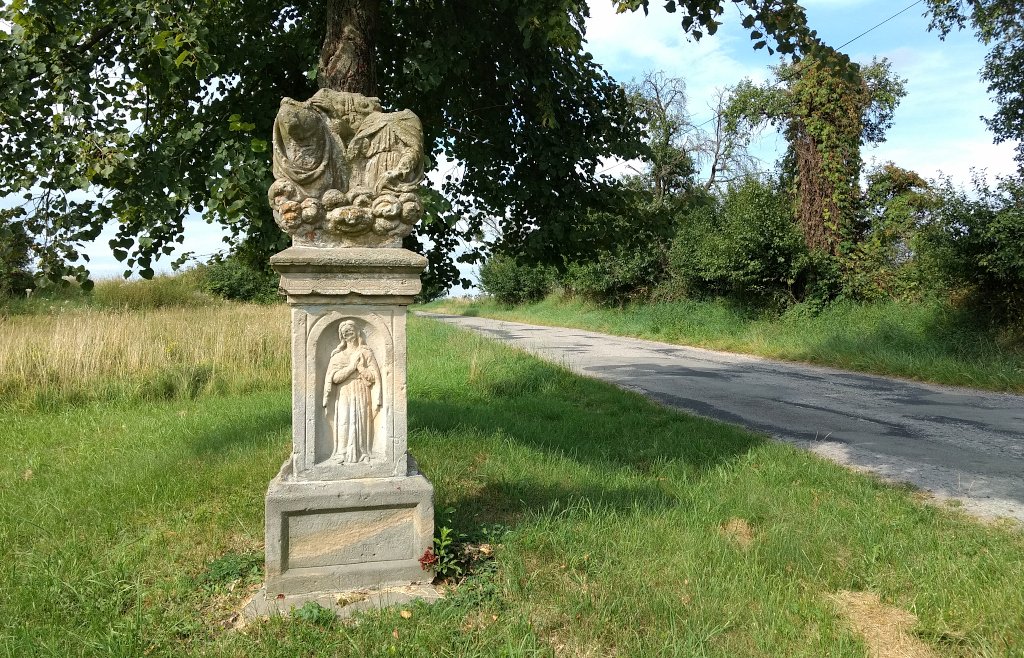 Podstavec sochy na silnici mezi Mukařovem a Vicmanovem.