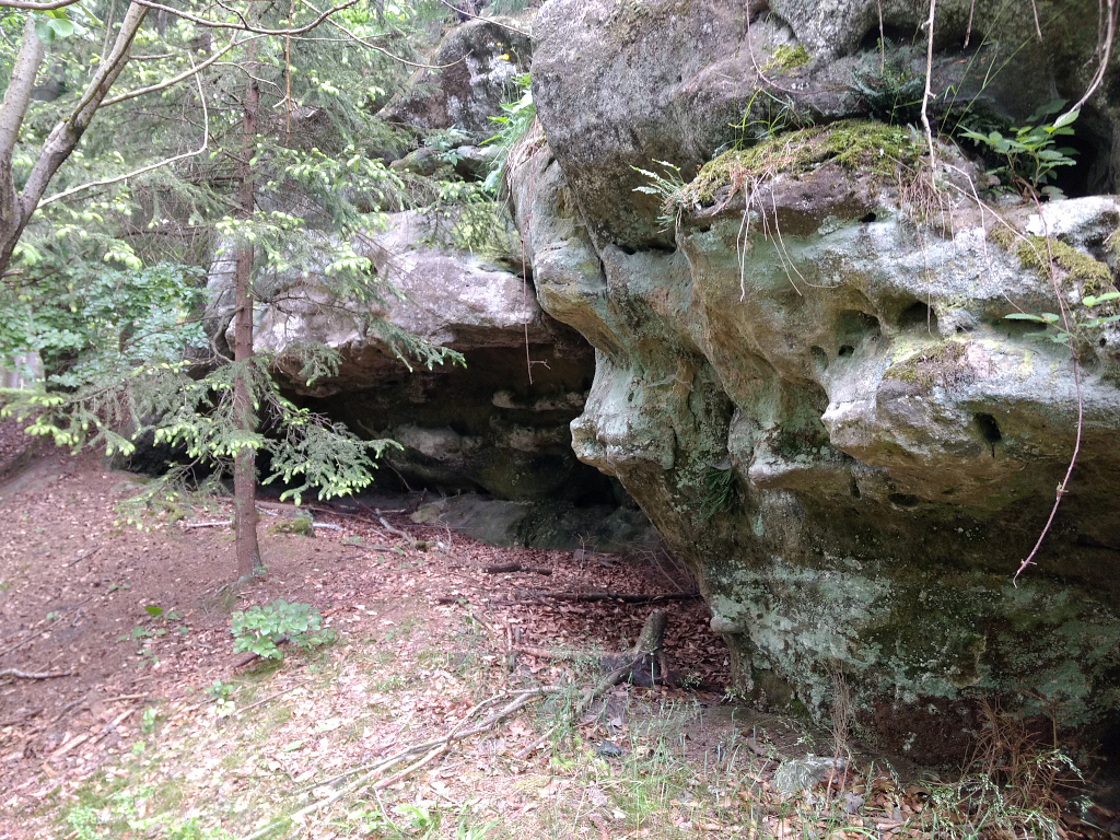 Pískovcová jeskyně pod Vicmanovem na hraně Údolí Zábrdky.