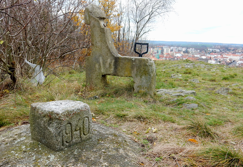 Slánská hora. Německý zeměměřičský bod z roku 1940 je umístěný na nejlepší vyhlídce nad městem Slaný.
