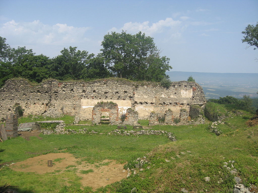 Kostomlaty (Sukoslav), dolní hrad se zbytky zájezdní hospody.