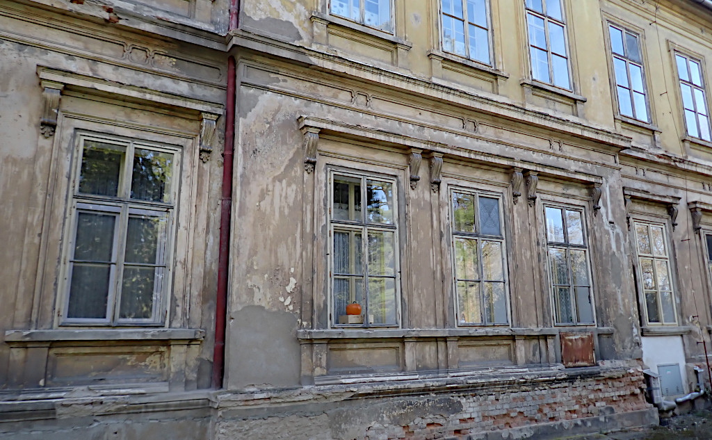Ploskovice, základní škola na zámku má ošklivý zadní trakt.