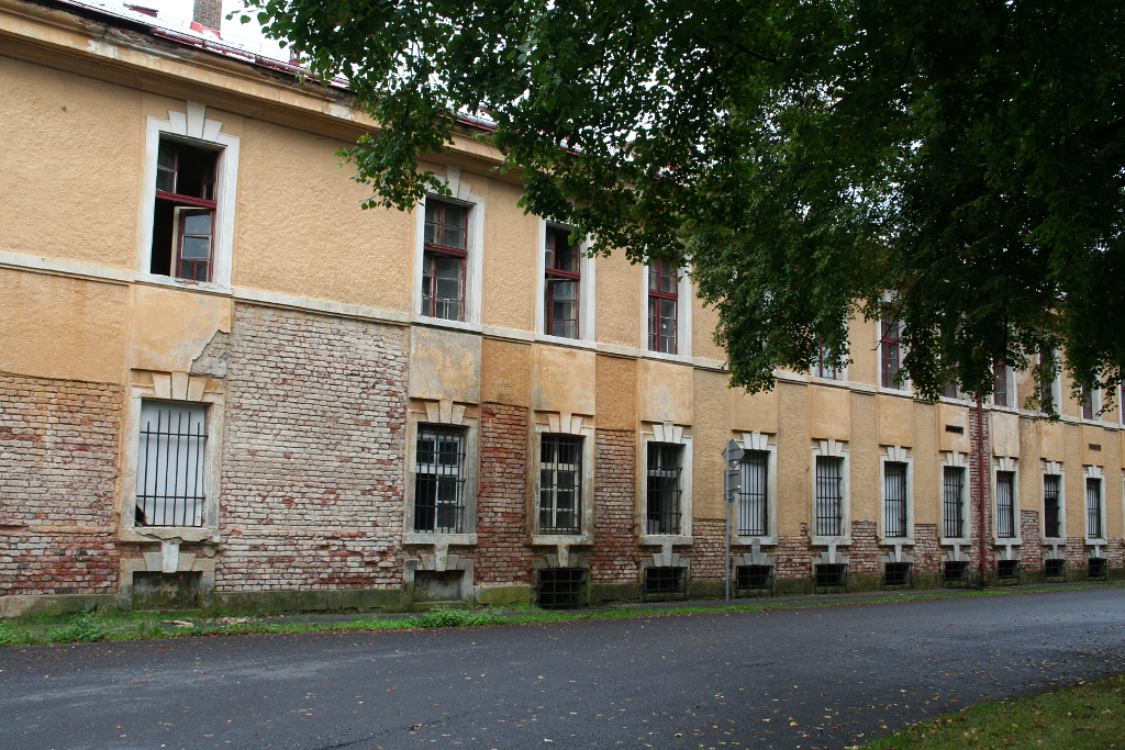 Historická kasárna v Terezíně jsou nevyužívaná a chátrají.