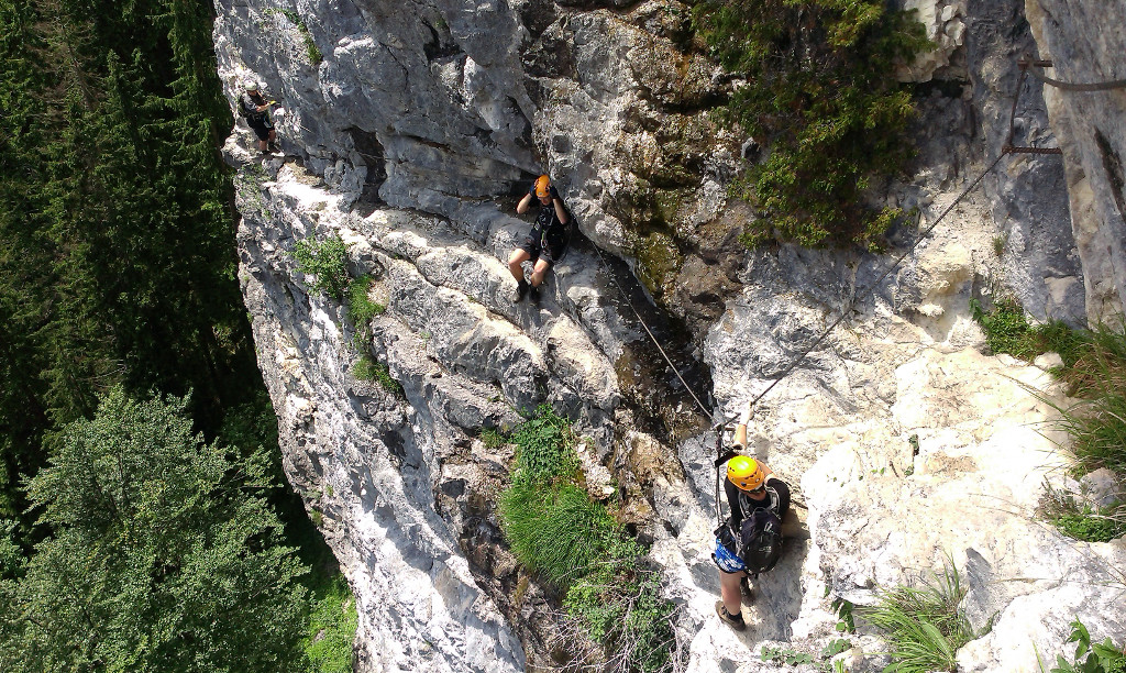 Postalmklamm Klettersteig: 2. sekce vede traverzem vysoko ve skalní stěně Gamsleckenwand.
