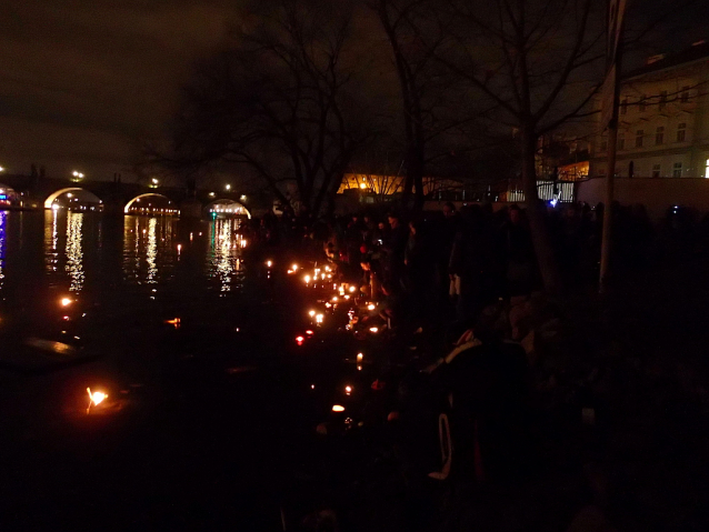 Adventní geoskořápky se přesunuly pod Karlův most