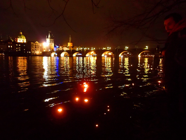 Adventní geoskořápky se přesunuly pod Karlův most